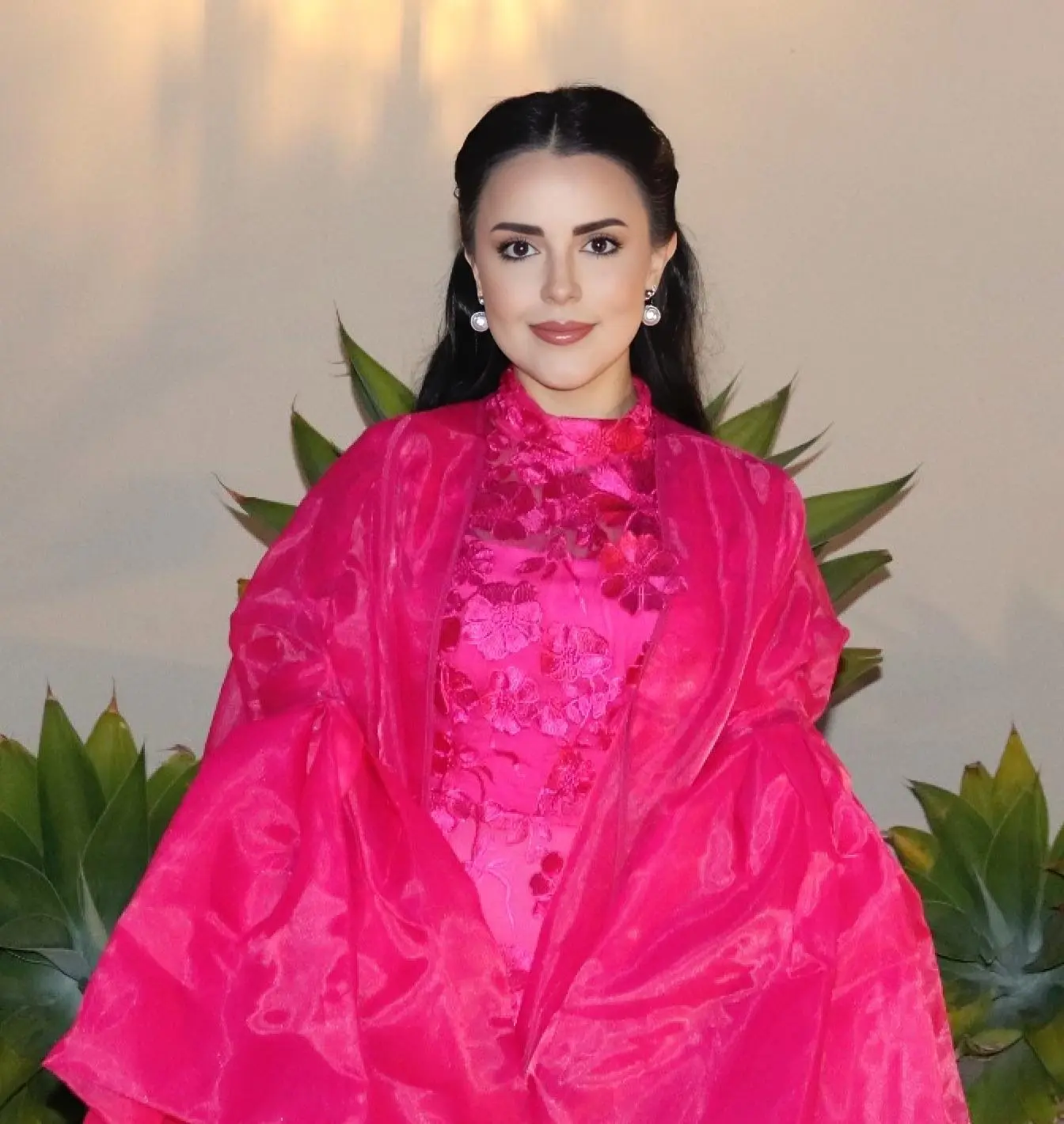 Este libro reúne poemas nacidos en días de tristeza, escritos como quien deja constancia del alma cuando duele. Cada verso es un fragmento de vida, una historia íntima contada desde la emoción más honesta. 